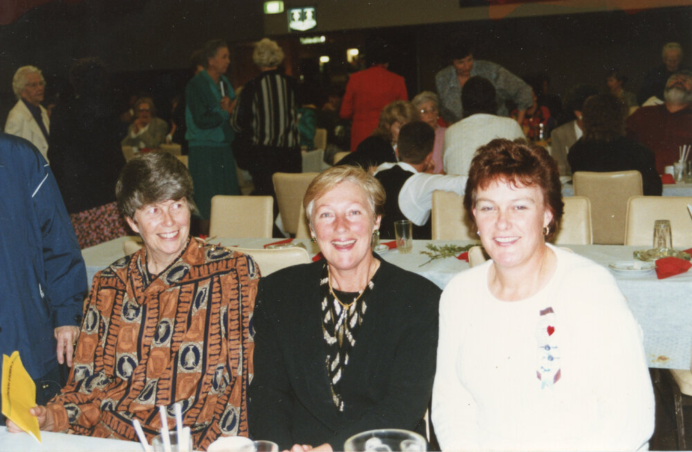Aviator Gaby Kennard with Aero Club members, June 1993