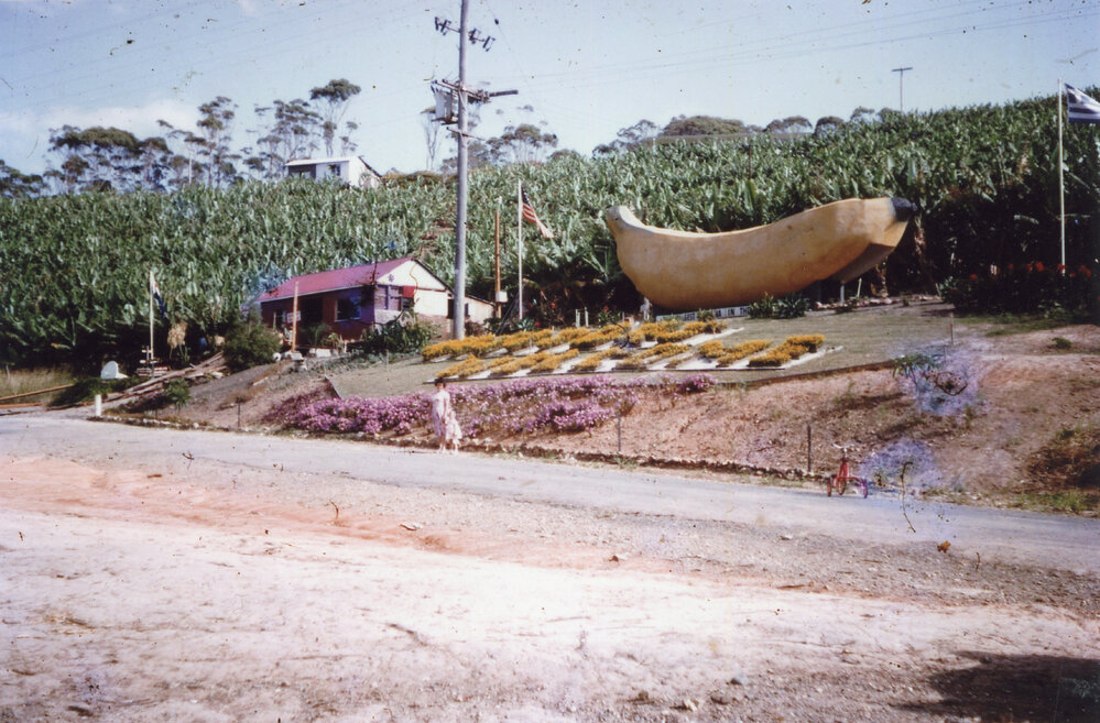 Gloria and Robyn Eeley in front of the Big Banana, c.1964