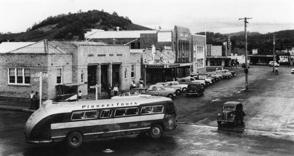 A Pioneer Tours Scenic Clipper turns the corner at High and Grafton Streets, mid-1950s