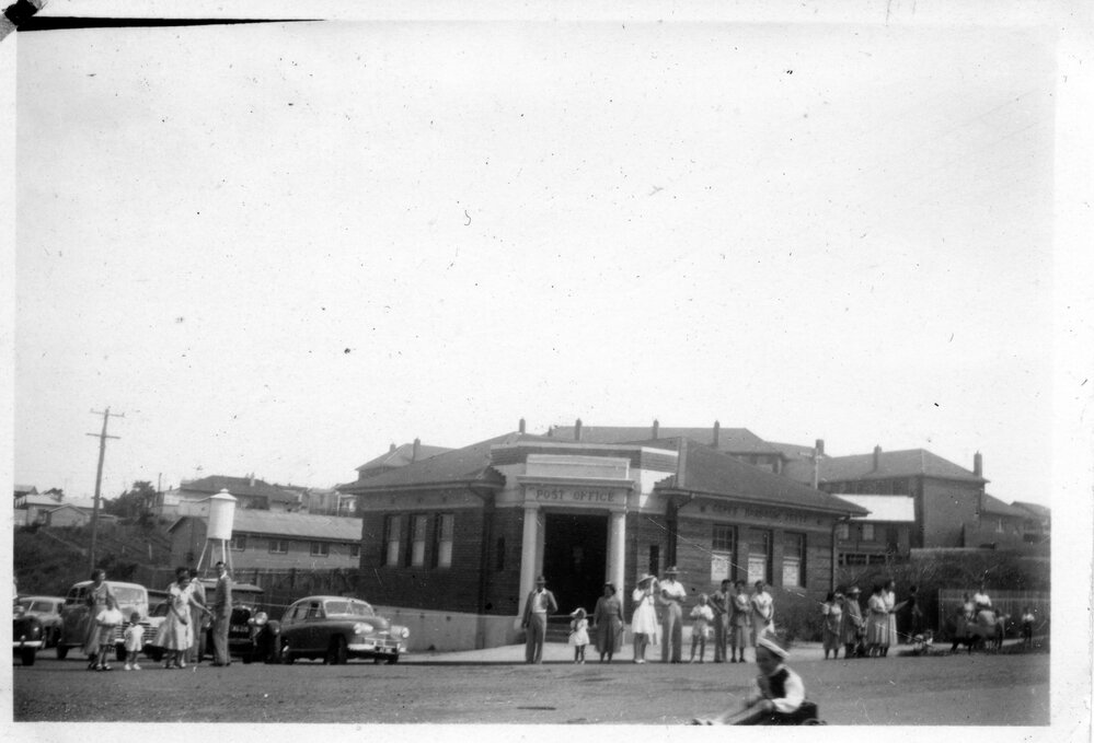 The Billy Cart Derby passes the Jetty Post Office, 21 October 1950