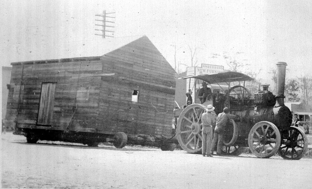 Hardacre's steam traction engine towing Seccombe's house, November 1921