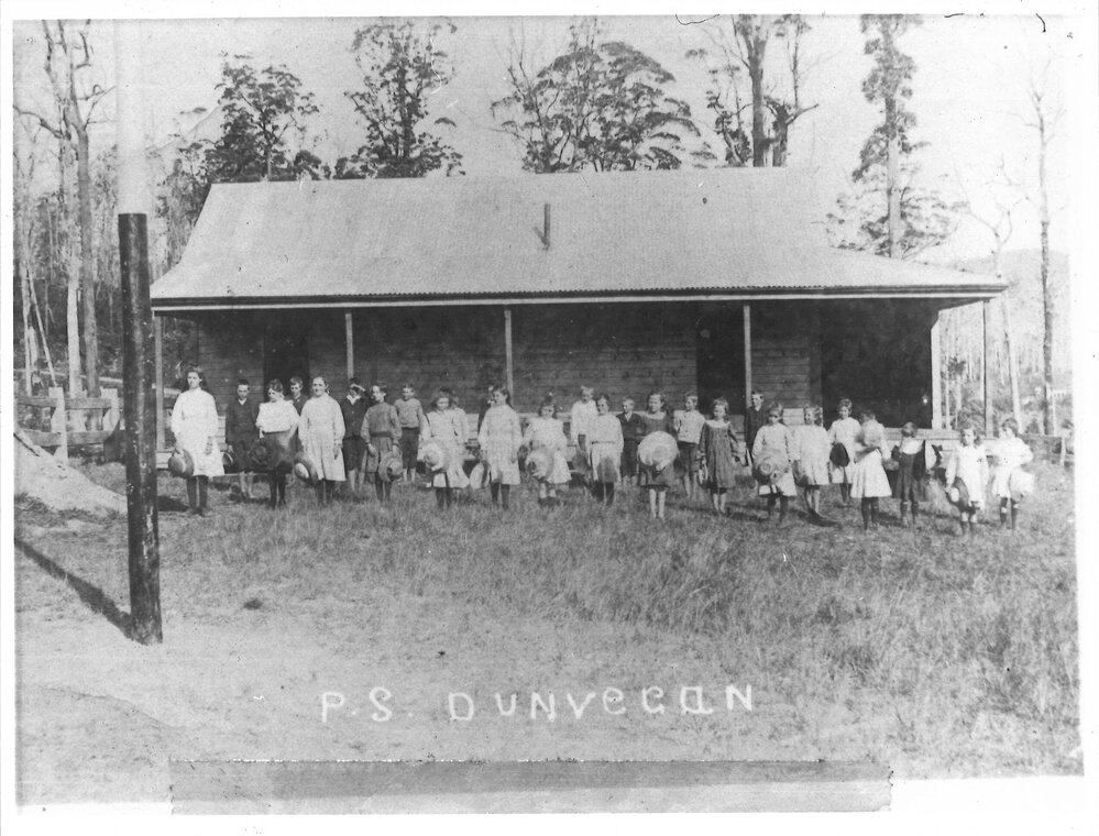 Students in front of Dunvegan School, Upper Orara