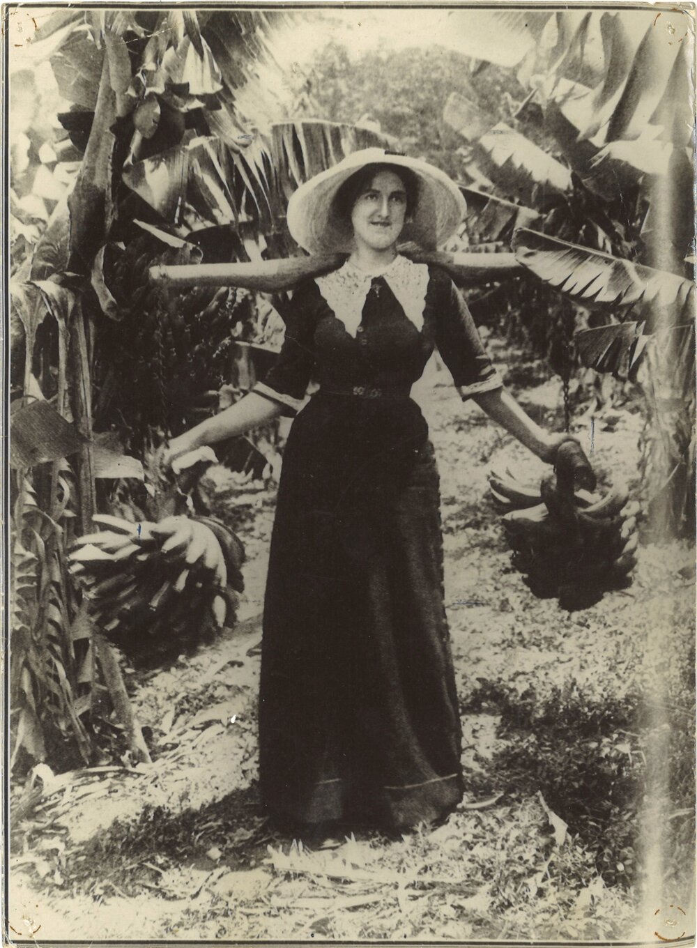 Mary Gordon carrying bananas, Tom Cox's plantation, March 1913