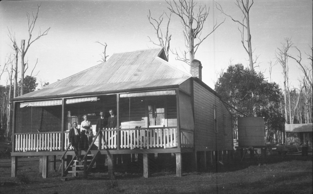 Julius Andersen and his wife with visitors at their house 'Myuna', 28 May 1922