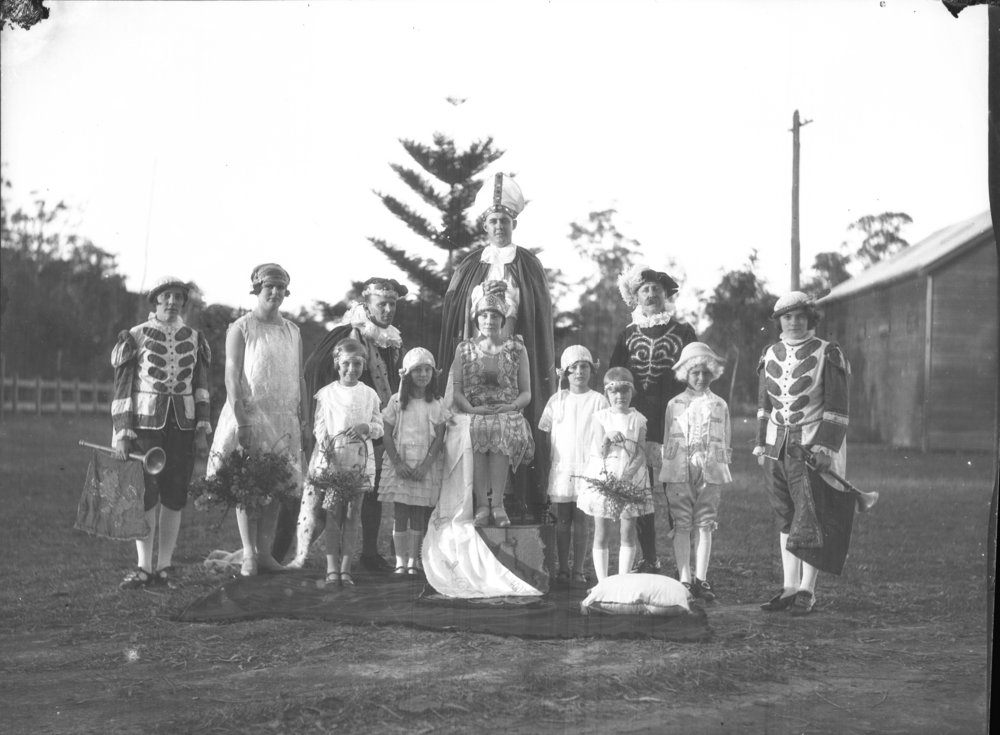 Queen of Agriculture Edna Bray and party, 25 July 1927