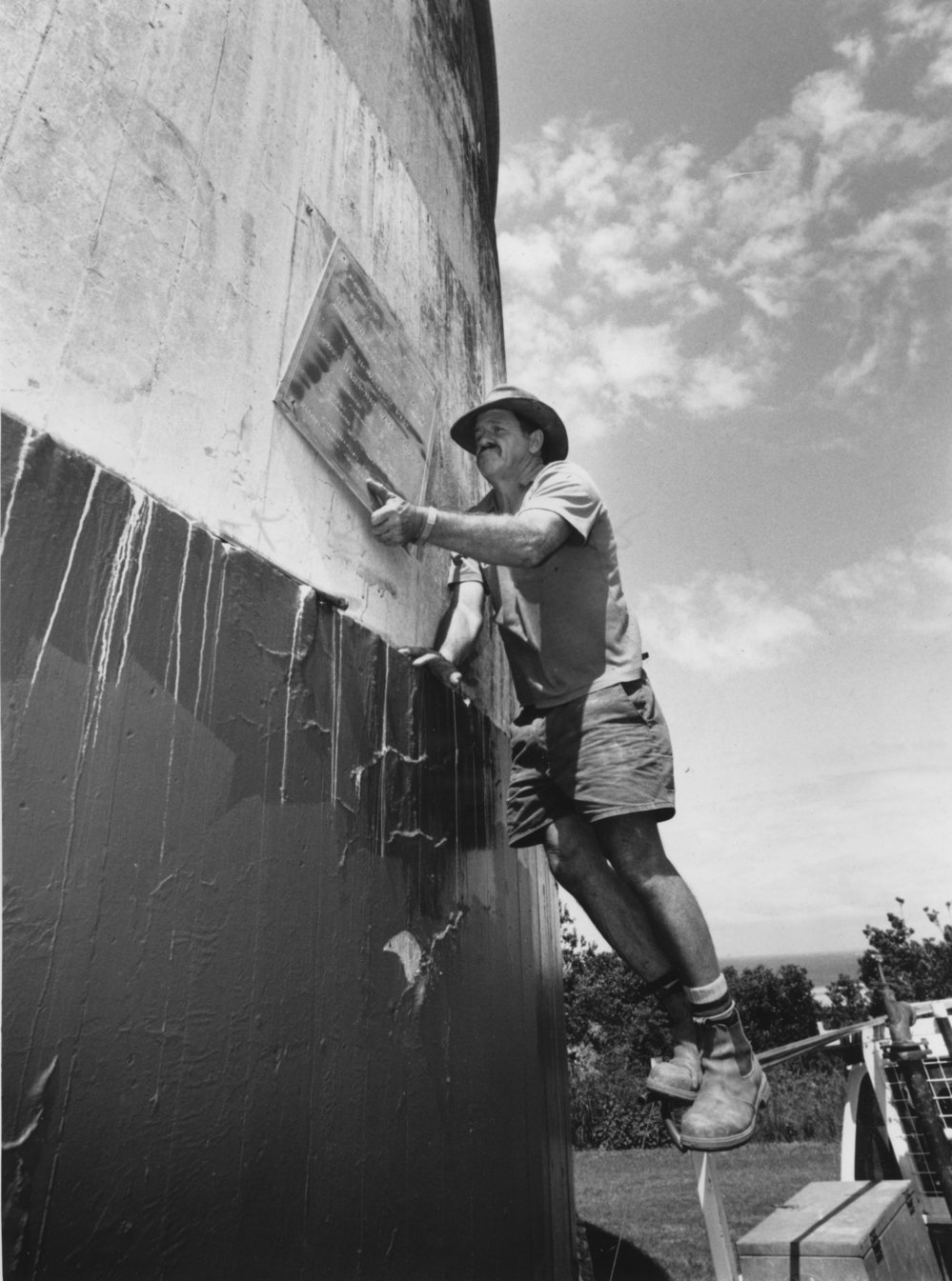Removing the plaque from the Beacon Hill reservoir, 12 March 1992  
