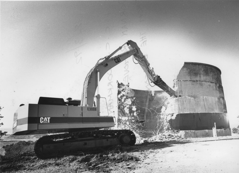 Beacon Hill water tower being demolished, 10 August 1992 