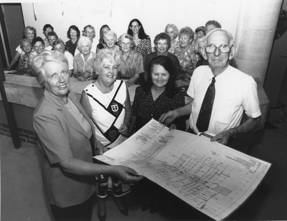 Members of the Ladies Auxiliary with Myra Zacher and Norm Jordan of the Showground Trust, 6 February 1995 