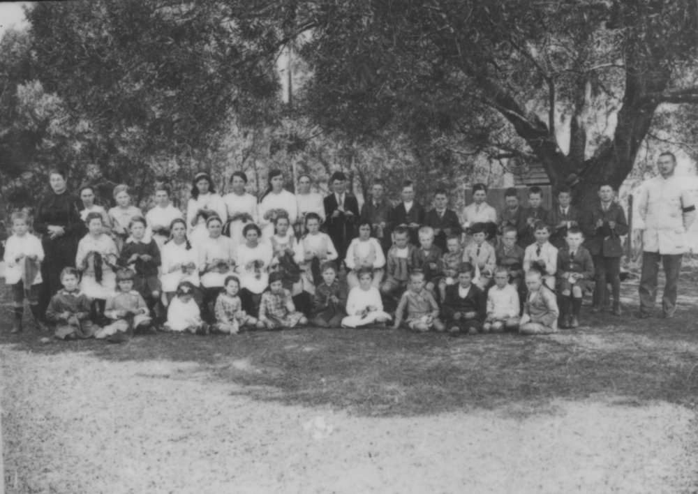 Pupils and teachers of Dunvegan School knitting socks for World War I soldiers