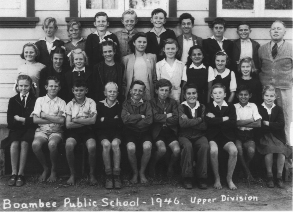 Robert Thompson with pupils of the Upper Division of Boambee Public School, 1946 