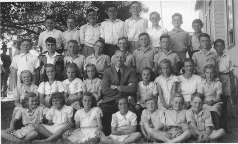 Robert Thompson and Mrs. Thompson with pupils of Boambee Public School, 1947 