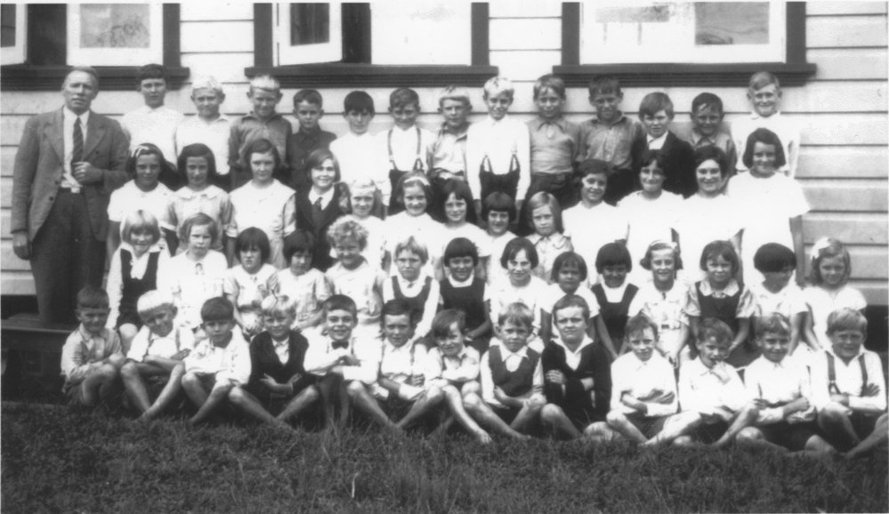 Robert Thompson with pupils of Boambee Public School, 1939 