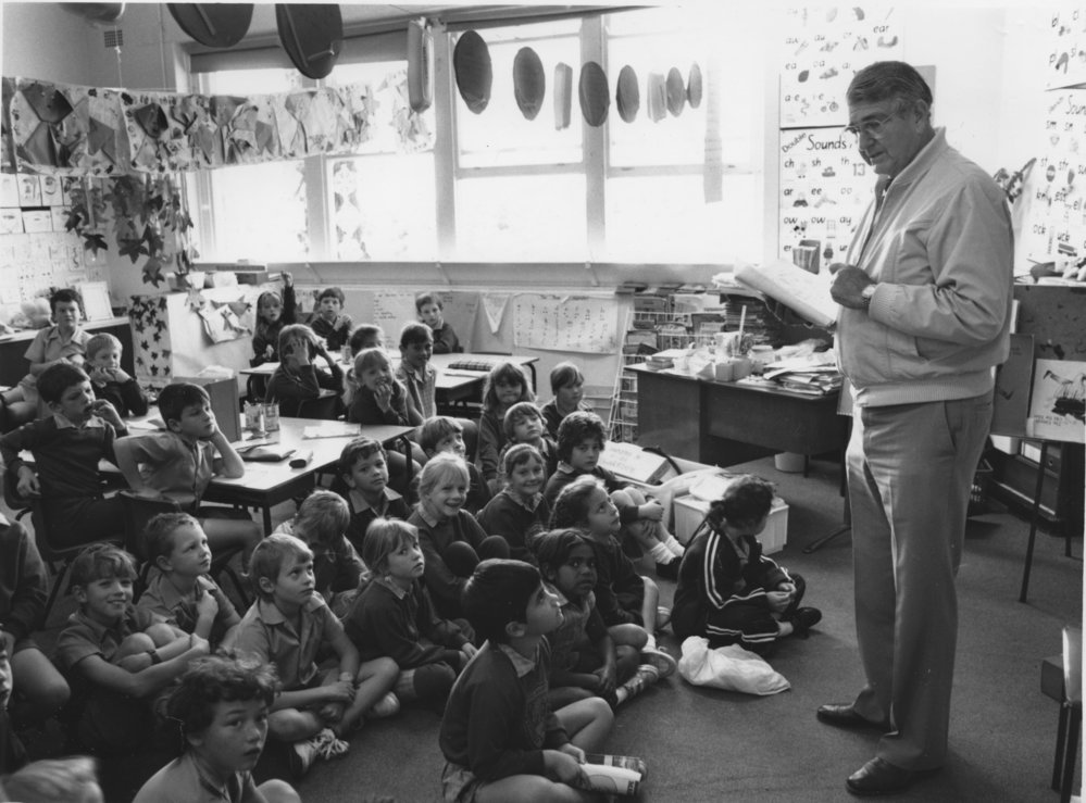 Mayor John Smith speaks to pupils at Coffs Harbour Primary School, 11 August 1992 