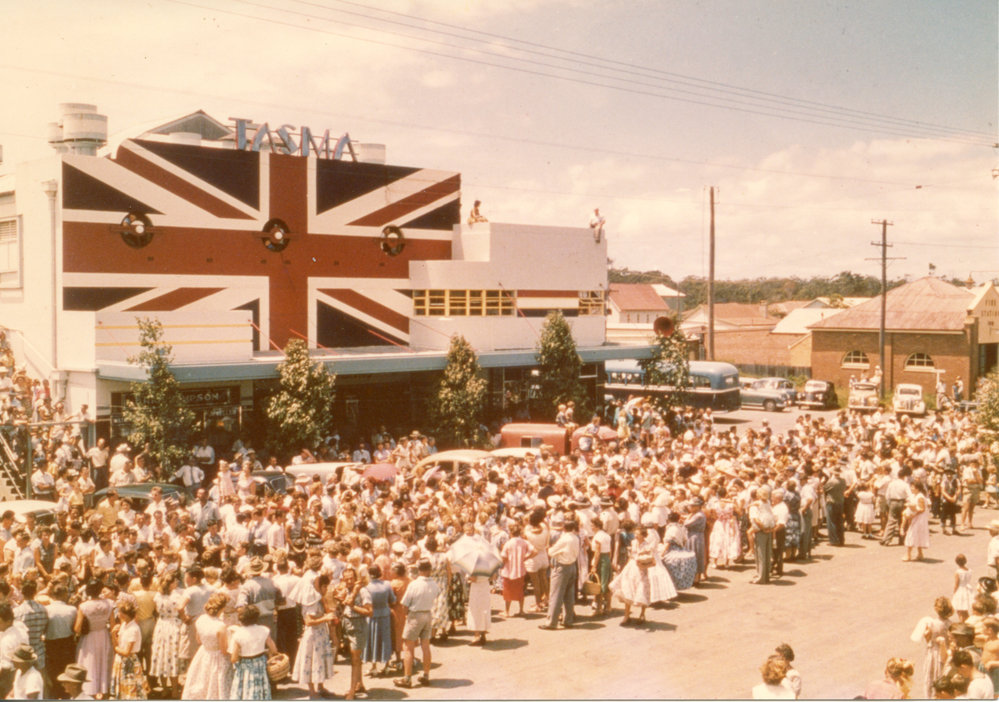 Crowd outside the Tasma Theatre, 1953