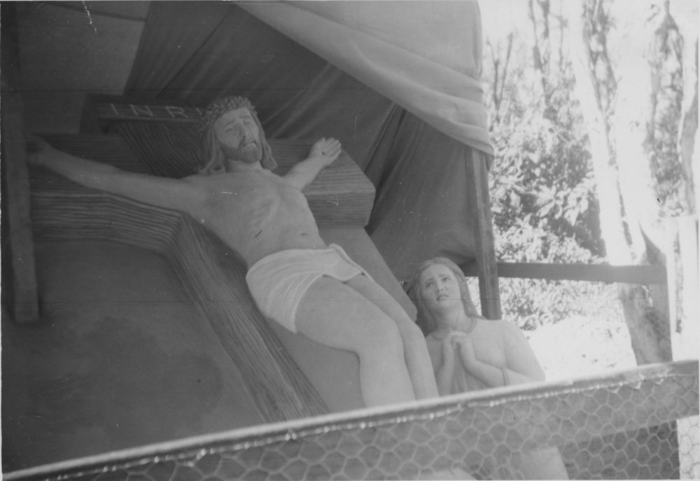 Sand sculpture depicting Jesus Christ and a follower, 1962
