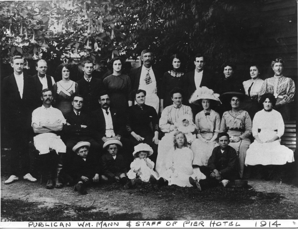 Publican William E. Mann and staff of the Pier Hotel, 1914 