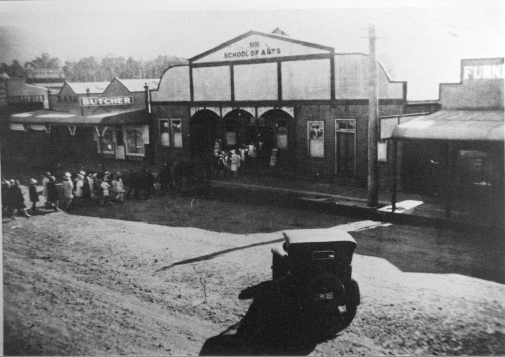 People file into the School of Arts on High Street, 1920s