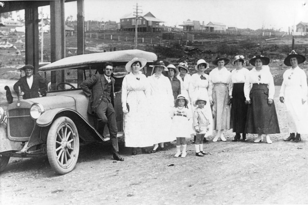 A group outside the Pier Hotel, c. 1914