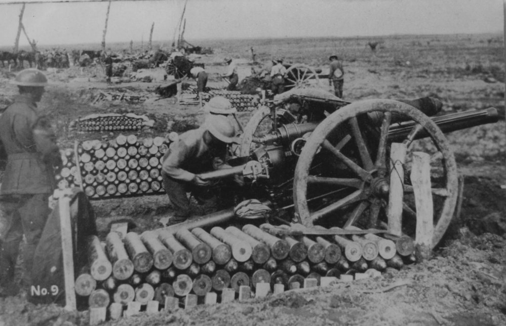 Soldiers loading artillery during World War I, 1917