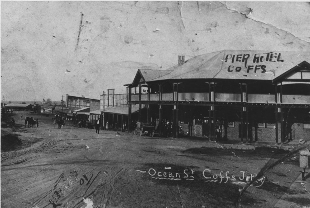 Jetty businesses including the Pier Hotel, early 1900s