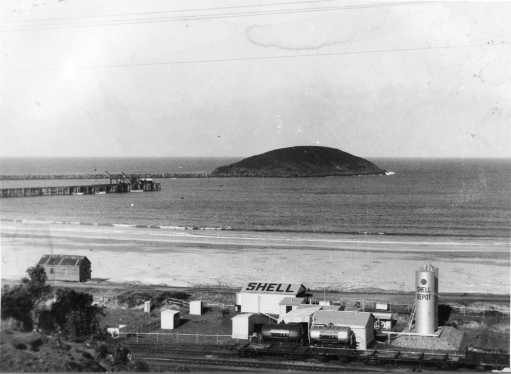 Looking east over Jetty Beach and the Shell Depot, c. 1945