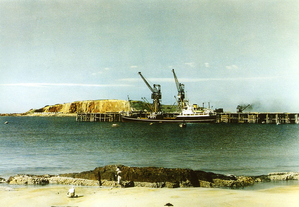 Park Beach and the MV Nilpena at Coffs Jetty, mid 1950s