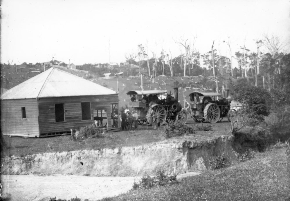 Hardacre's steam traction engines towing Seccombe's house, 3 November 1921