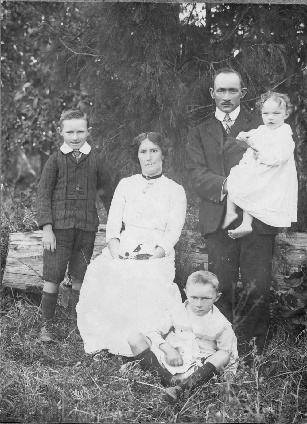 An outdoor family portrait of Frank and Hetta Hoschke and their children, 1913 