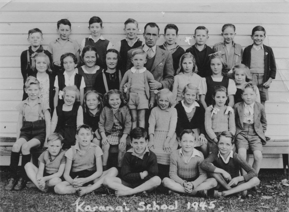 Teacher Rob Buckler and pupils of Karangi Public School, 1945