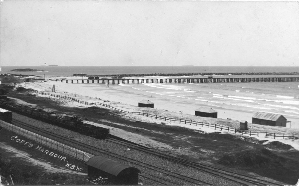 Surf club with dressing sheds on Jetty Beach, 1922