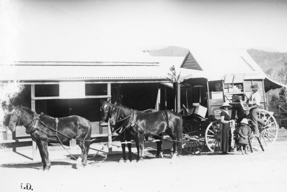 Travelling salesman from Kempsey outside Rossiter&rsquo;s Accommodation House, c.1915