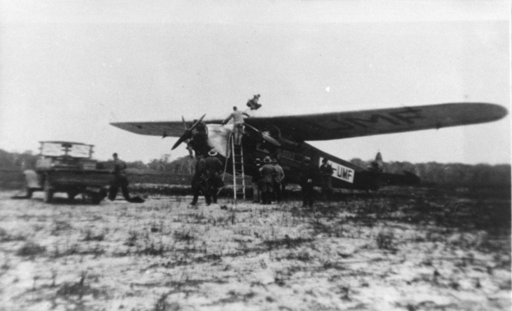 Aeroplane 'Southern Cloud' refuelling at Coffs Harbour, 29 January 1930 