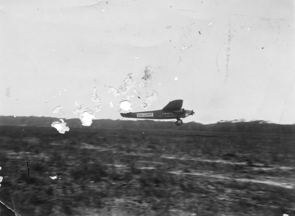 The 'Southern Cloud' landing at Coffs Harbour Aerodrome, January 1930 