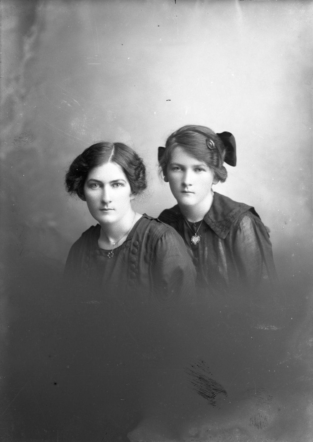 Isabella and Violet Lobegeier, c.1915