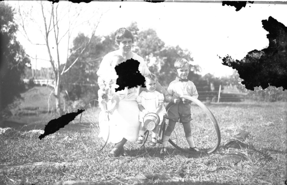 Mrs. Elizabeth Hills and her children, 1922