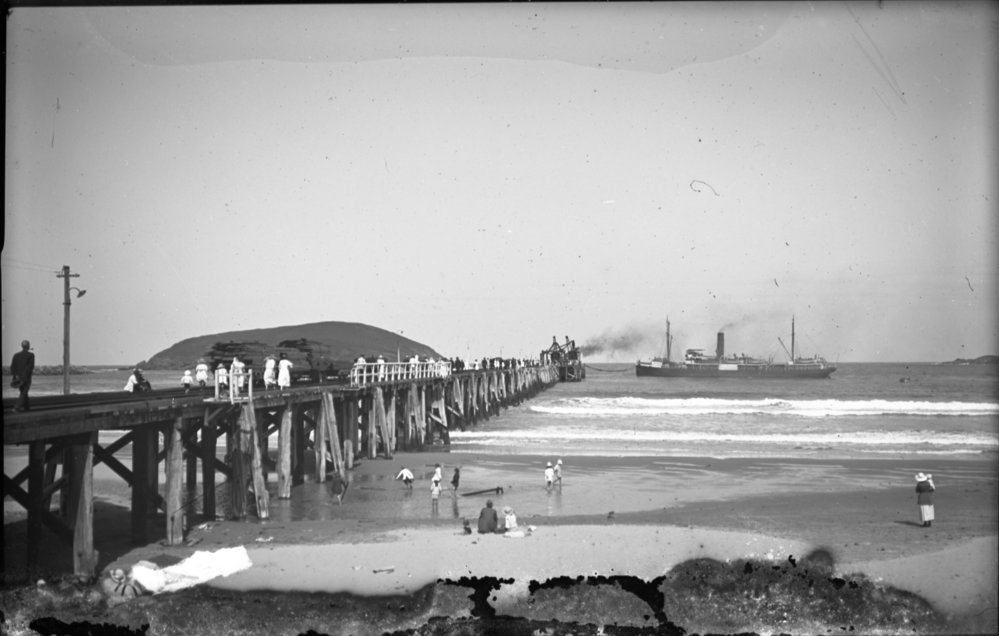A stroll along Coffs jetty to view the steamer, 12 November 1922