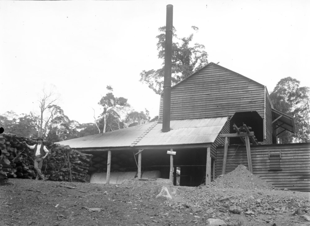 Boiler and crusher at the Beacon Mine, c.1898
