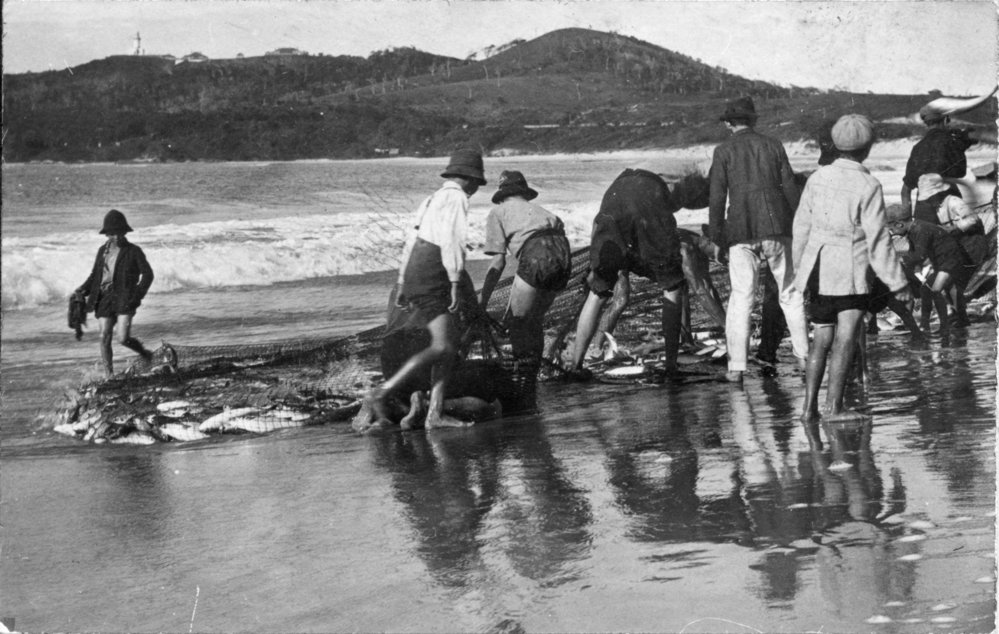 Crowds haul in their catch on the main beach at Byron Bay, c.1912