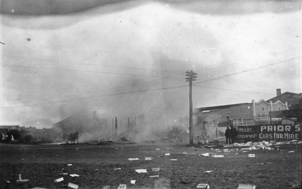 Building destroyed by fire next to Miss Ward's Refreshment Rooms in Byron Bay, c.1912 
