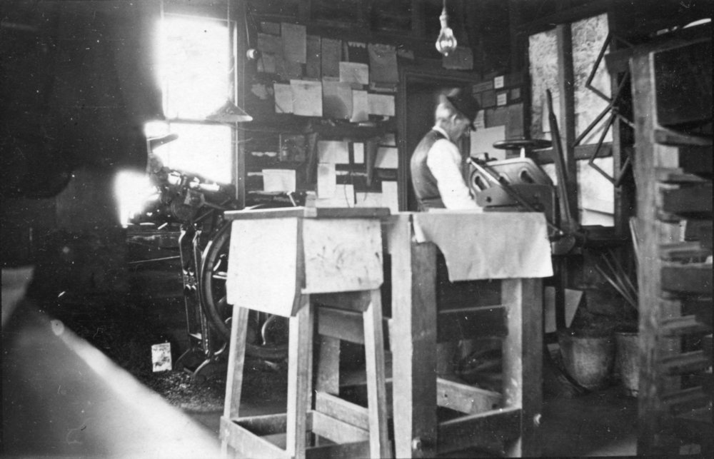 Working a printing press, c.1912