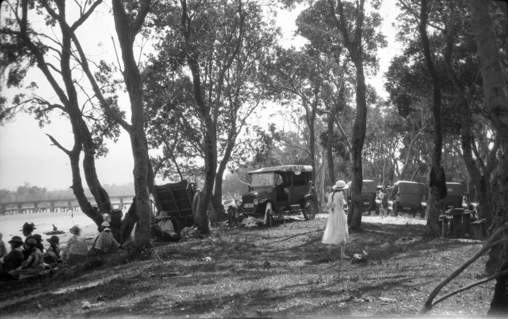 Picnicking on the north bank of Coffs Creek, 26 December 1924