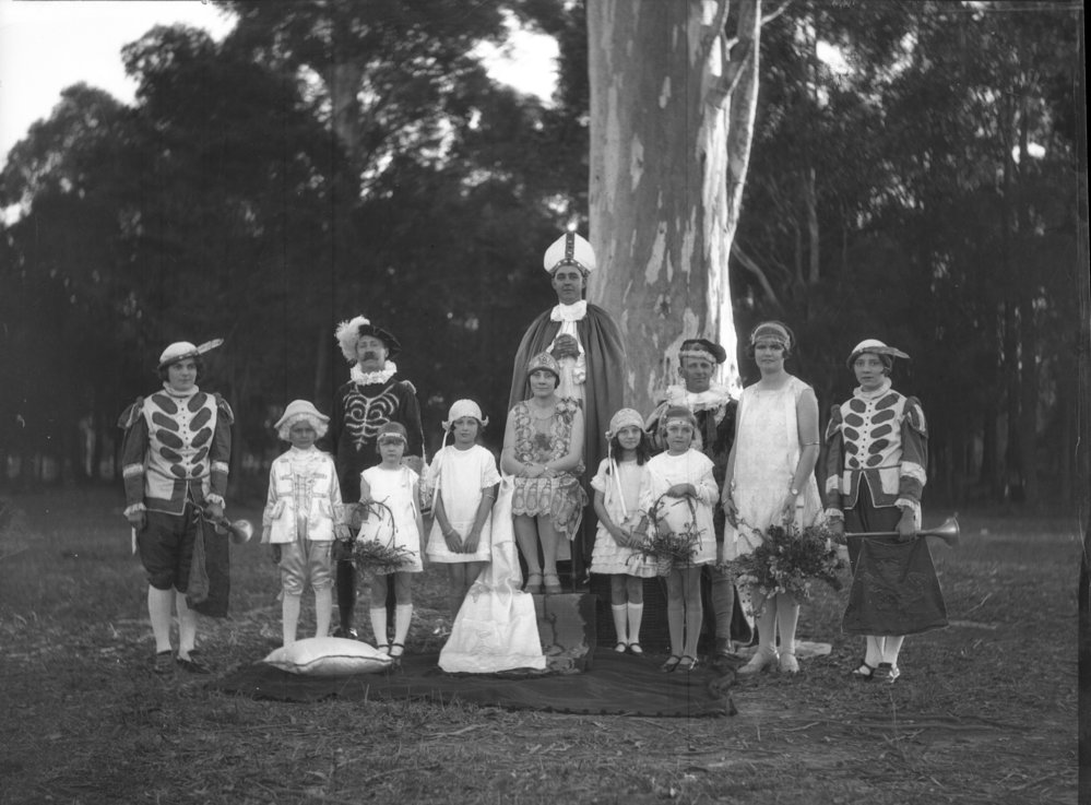 Coffs Harbour Queen of Agriculture Edna Bray and party, 25 July 1927