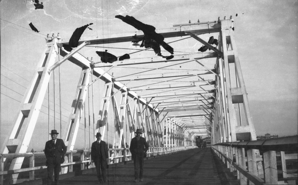 Masonic Lodge members walk across the Kempsey Bridge, 29 July 1923