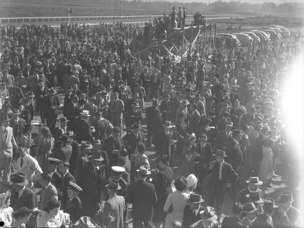 Crowd at the Coffs Harbour Racing Club, 7 August 1948