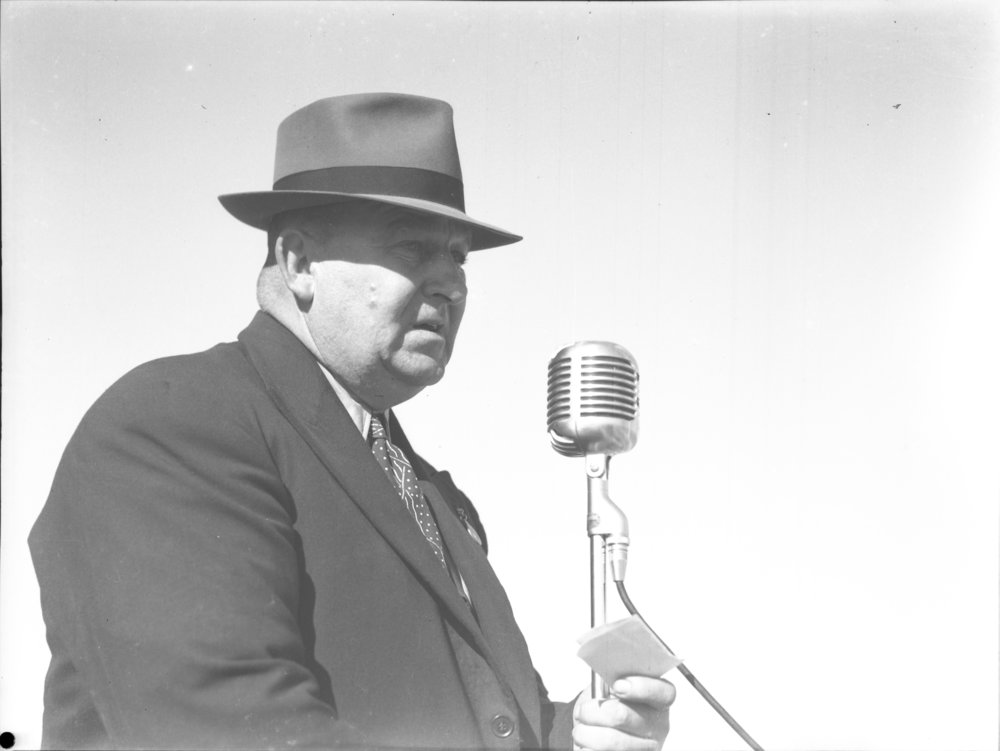 Harry Bailey speaks at the inaugural Coffs Harbour Racing Club reopening meet, 7 August 1948