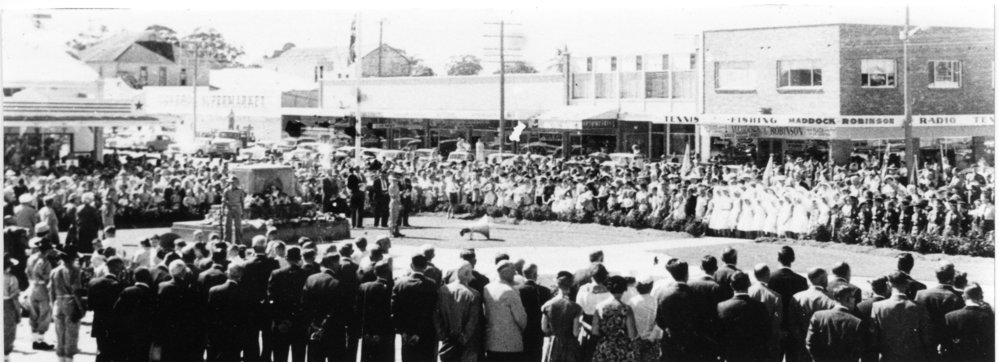 A record crowd at the Anzac Day service, 1960