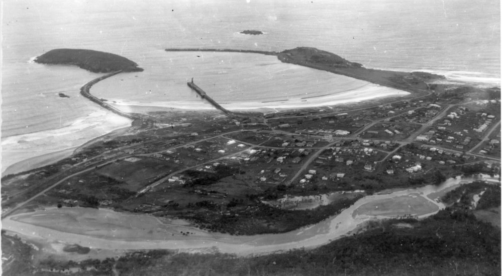 Aerial view of Coffs Harbour and lower Coffs Creek area, 1948