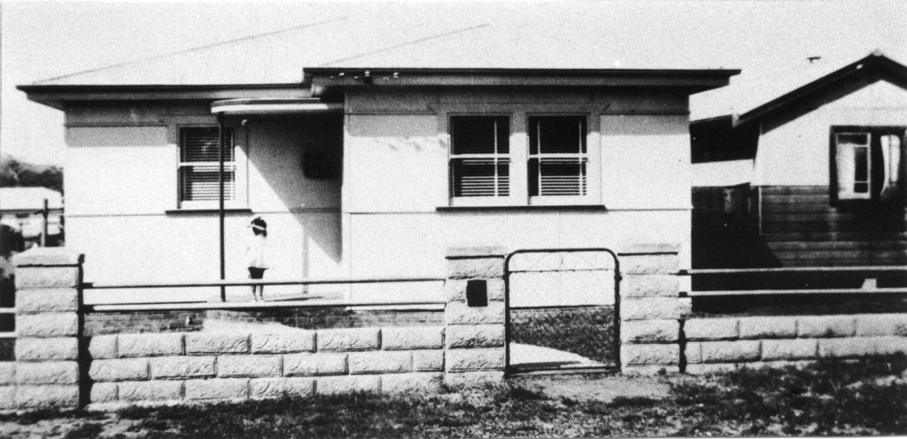 The home of Sandy and Enid Betts at 25 Bonville Street, 1952