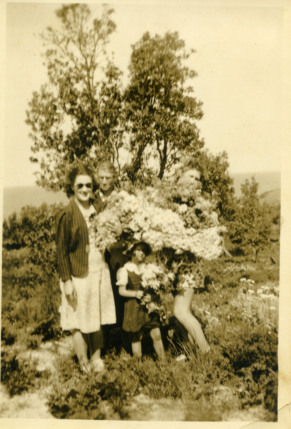 Mum, Connie, Pam and Eva holding Christmas bells, c.1940