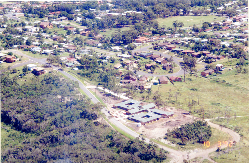 Aerial view of Woolgoolga Hostel and units, 10 March 1992